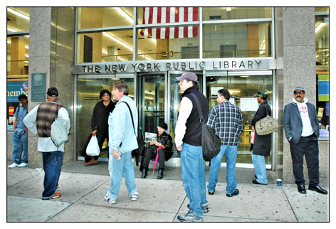 Vor der Bücherei JK_NY_08_Library