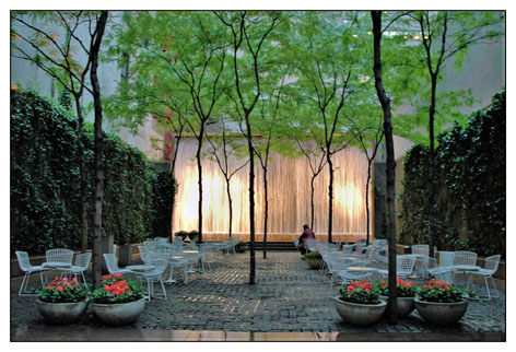 Vor einem künstlichen Wasserfall JK_NY_12_Wasserfall